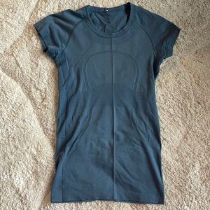 Lululemon short sleeve swiftly tee size 4 gently used
